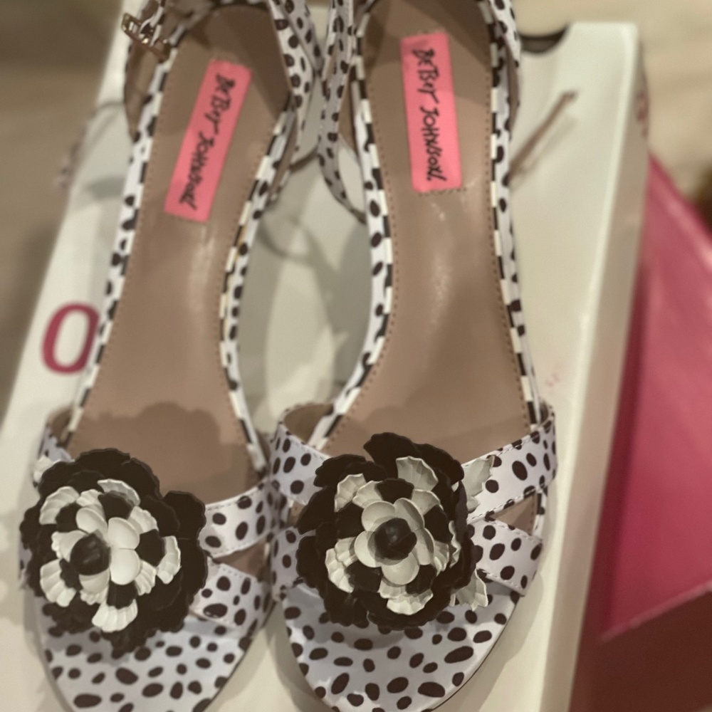 BETSEY JOHNSON WOMENS DRESS SHOE. SIZE 9